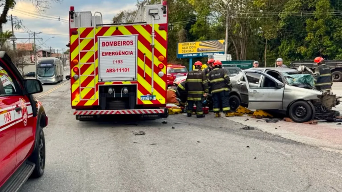 Colisão entre carro e ônibus deixa duas pessoas feridas em São José dos Campos, SP