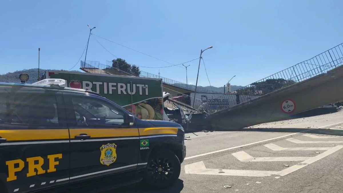 Passarela desaba após ser atingida por caminhão e deixa 2 mortos em SP