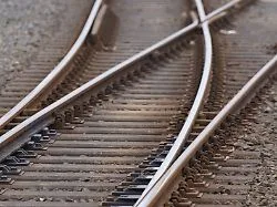 Polizei sucht Zeugen: Verdacht auf Sabotage: Kabel an Bahnstrecke zerschnitten