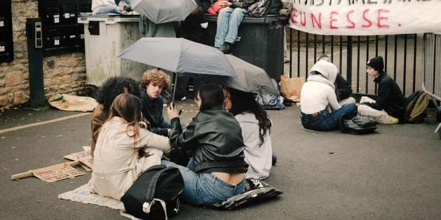 EN DIRECT, mouvement lycéen : « Si la jeunesse est contre son Etat, ça dit des choses. Et c’est pas parce qu’il y a les vacances que ça va s’arrêter »