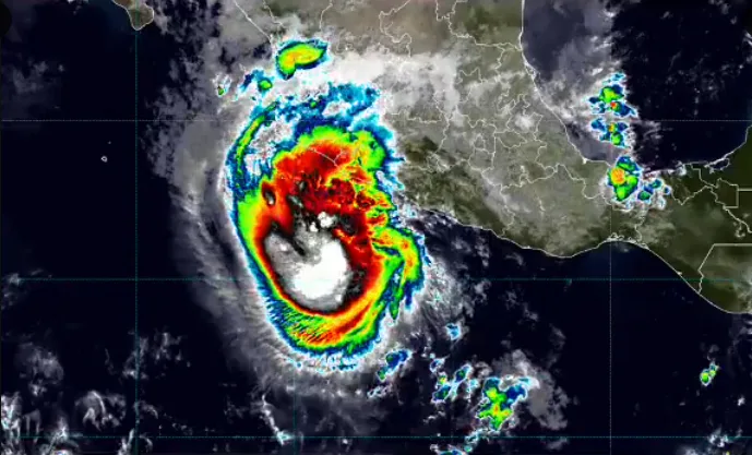 Despliegan operativos en Manzanillo ante la llegada del huracán Trudy
