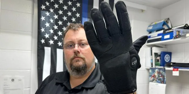 L’ICE, la police de l’immigration américaine, équipe ses agents de gants électriques, suscitant des inquiétudes sur de possibles abus