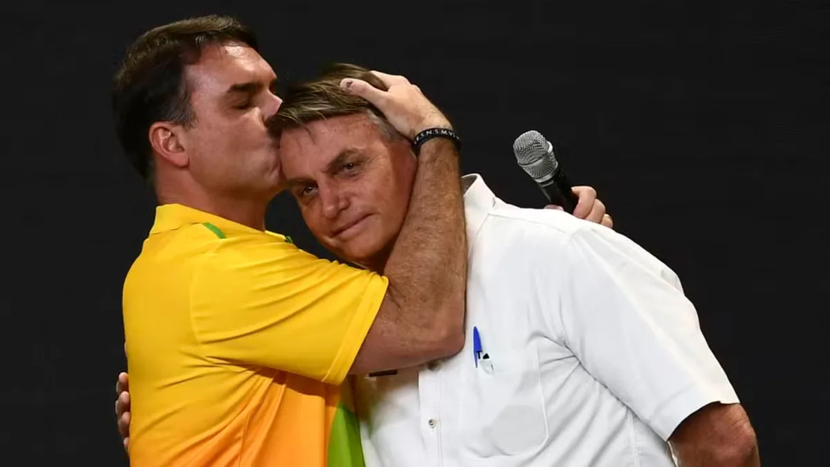 Bolsonaro tenta manter hegemonia e lança exército de parentes nas eleições