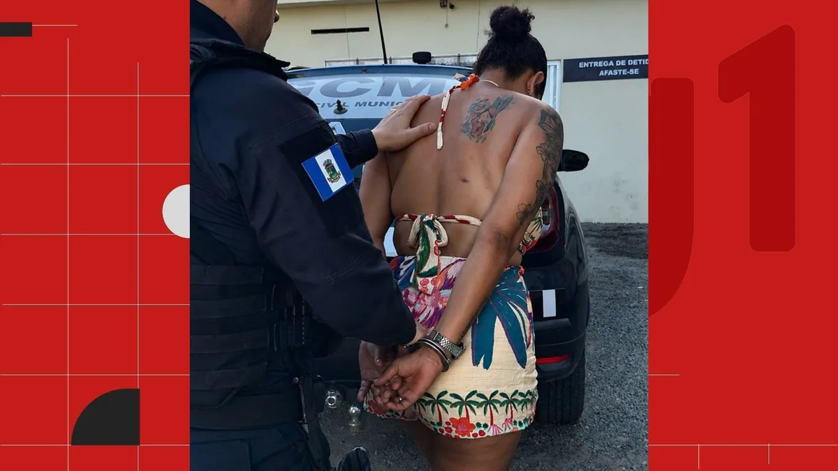 VÍDEO: Mulher furta carteira de homem enquanto conversa ao ouvido com ele e é presa em praça de Linhares