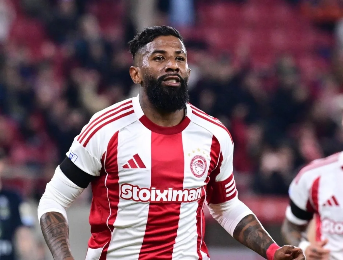 Santos encaminha acordo com lateral Rodinei e aguarda liberação do Olympiacos