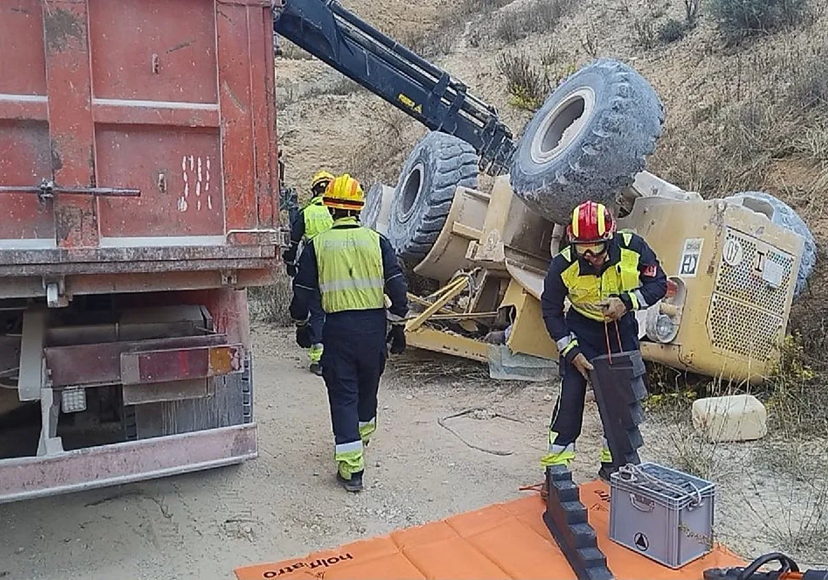 Muere un hombre por atrapamiento al volcar una retroexcavadora en Castalla (Alicante)
