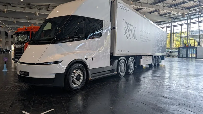 Aucun rétroviseur, deux immenses écrans de 15 pouces et 550 km d'autonomie: on est monté à bord du camion électrique de Tesla qui débarque en Europe (avec 7 ans de retard)