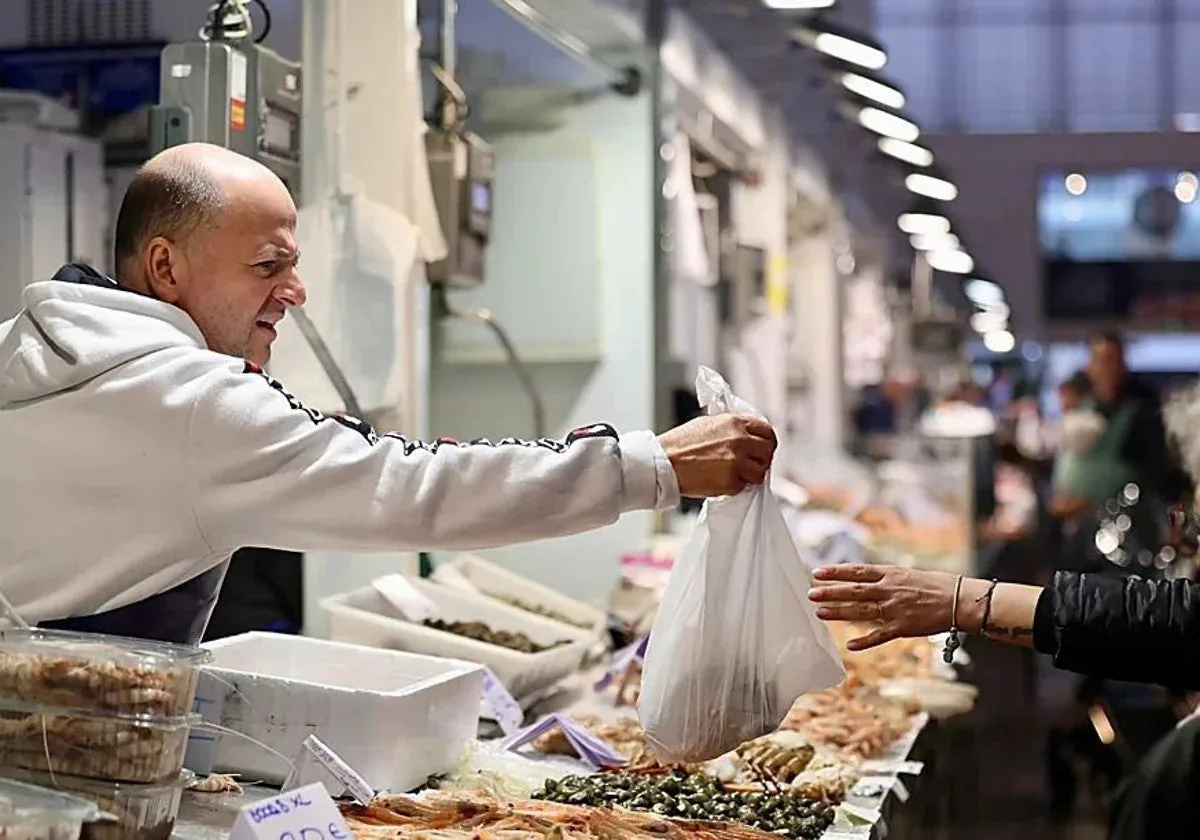 Los huevos y el pescado, los básicos que disparan el precio de la cesta de la compra por encima de la inflación