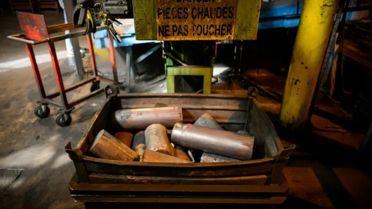 "Des décisions qui interrogent": l'État saisit la justice sur la situation explosive des Forges de Tarbes, la seule usine française de corps d'obus des canons Caesar