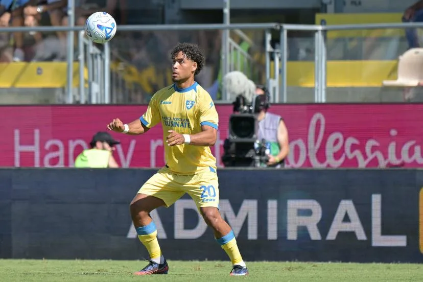 Anthony Oyono prolonge à Frosinone