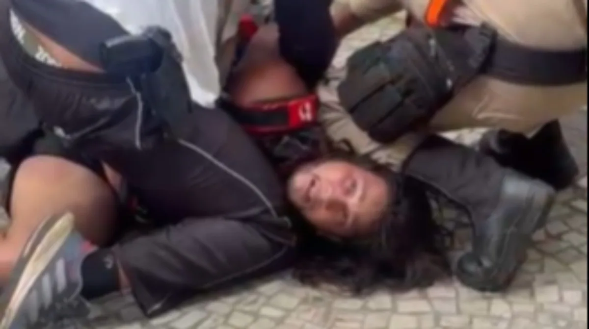 Psicóloga que presenciou abordagem de guardas a entregador em Ipanema diz que ele espumou pela boca após choque: 'Violência absurda'