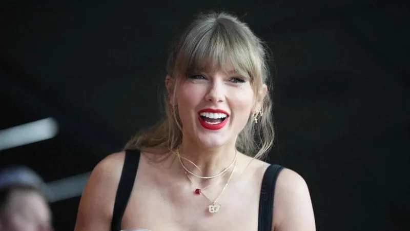 Taylor Swift dona $50,000 a una madre que fue atropellada tras salvar a un adolescente