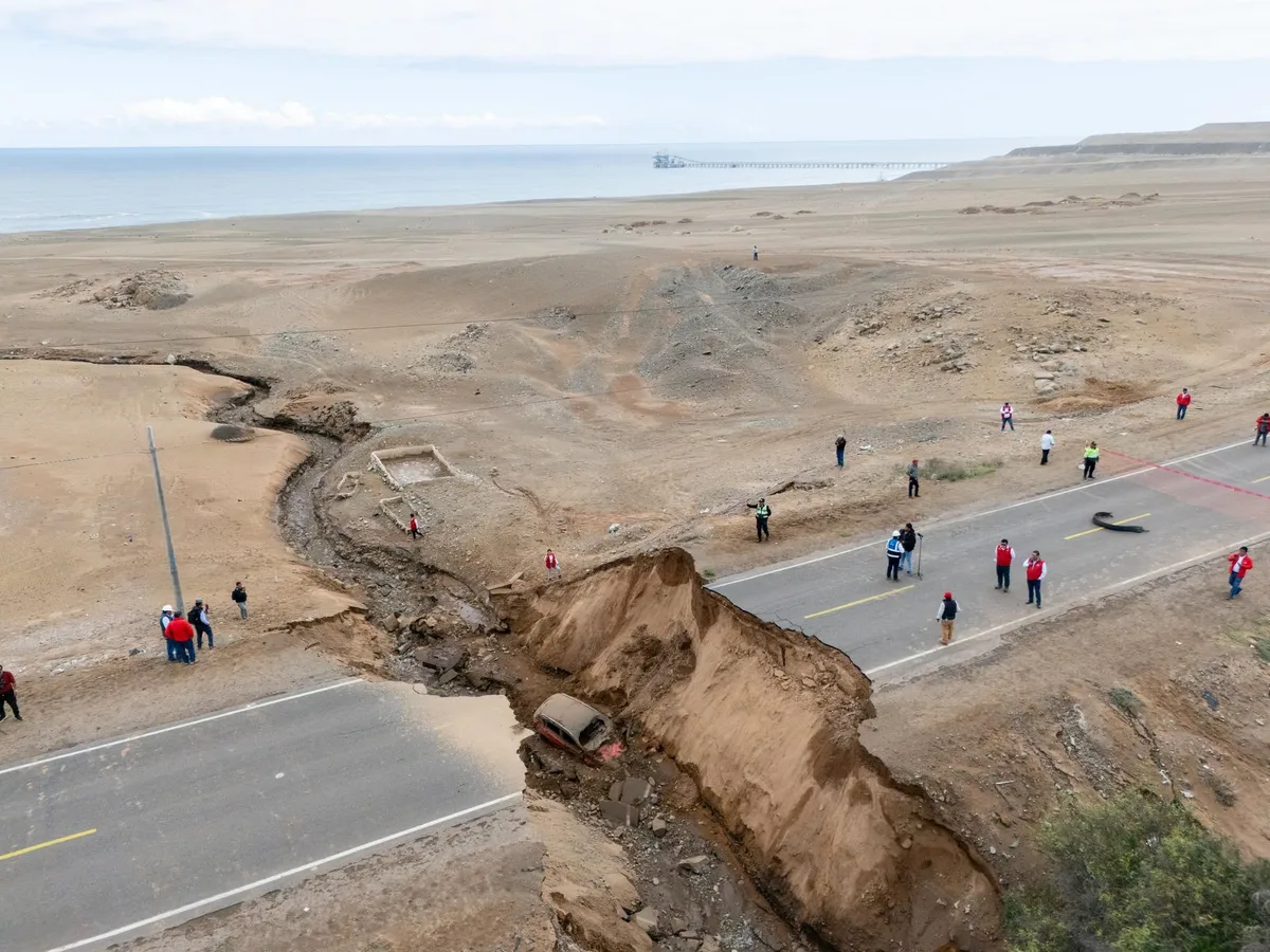 Impactantes imágenes del colapso de la variante de la Panamericana Sur en Moquegua: la vía quedó literalmente partida en dos