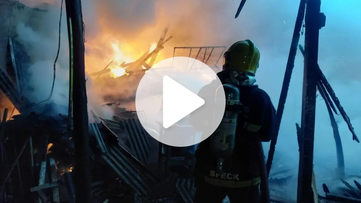 VÍDEO: Incêndio destrói depósito de telhas ao lado de casa em Blumenau
