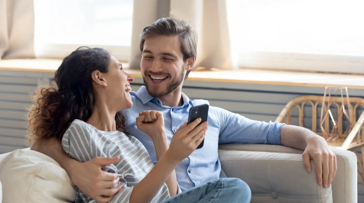 El efecto pegamento, la trampa de seguir en pareja solo por la cama