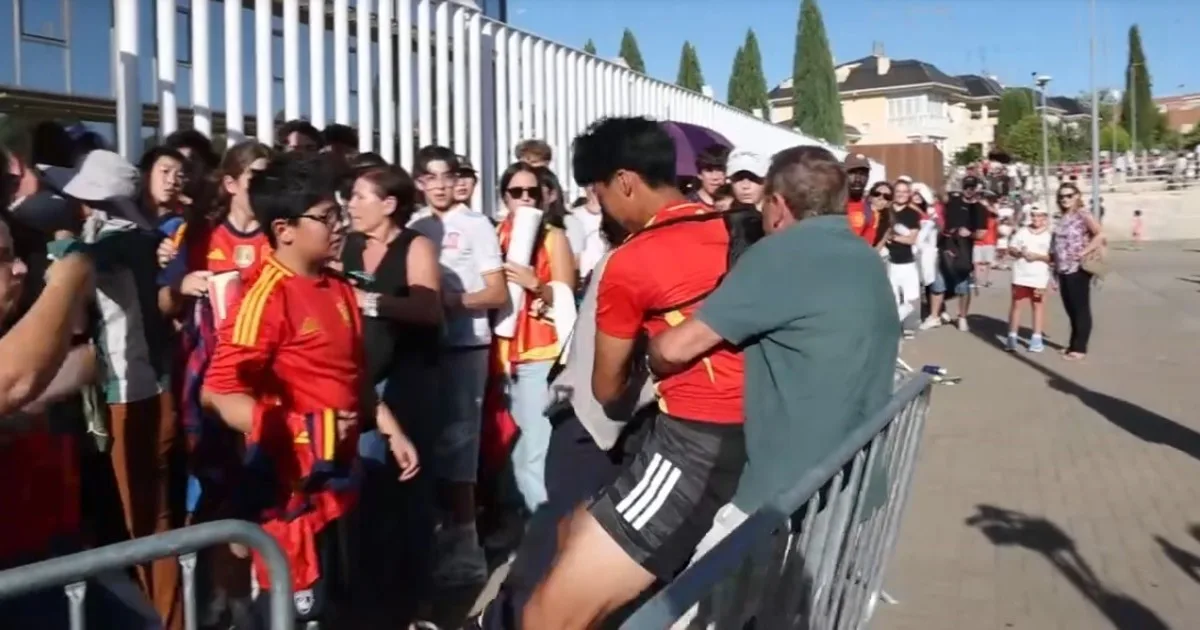 Descontrol en el entrenamiento de España: diez horas de espera, tensión y ataque a unos asiáticos
