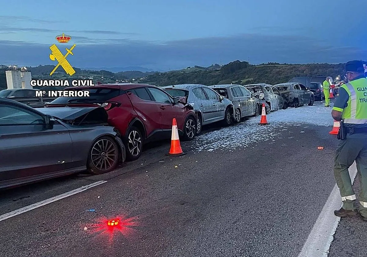 Dos heridos y doce coches implicados en un accidente en el viaducto de Somonte (Gijón), que obligó a cortar totalmente la A-8