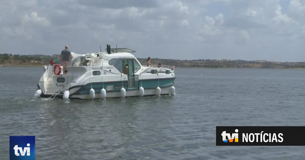 É uma casa num barco: esta viagem permite-lhe explorar o Alqueva a um ritmo próprio