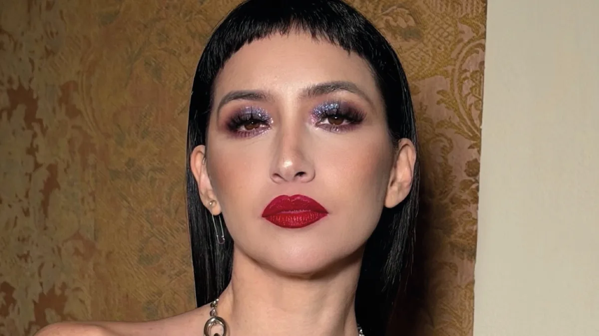 Sofía Gala deslumbra con looks sofisticados, mucho negro y labios rojos como sello