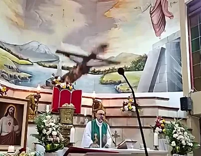 Muere un sacerdote en Ecuador tras caerle una cruz durante una misa transmitida en directo
