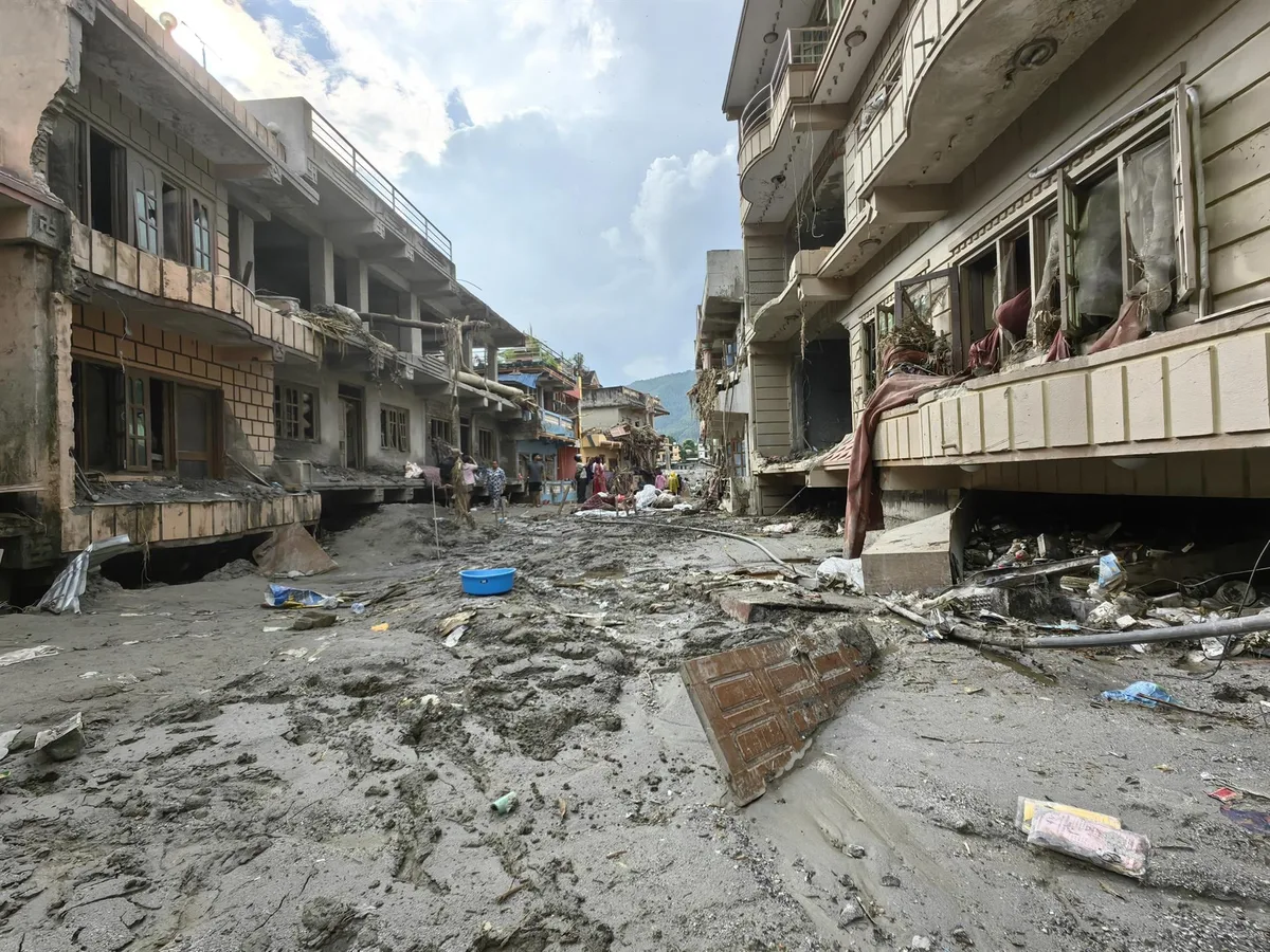 Aumentan a casi 950 los muertos por la devastadora riada en la frontera entre Nepal y China
