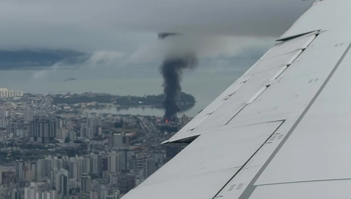 VÍDEO: passageira flagra de avião incêndio em galpão de autopeças em São José, na Grande Florianópolis