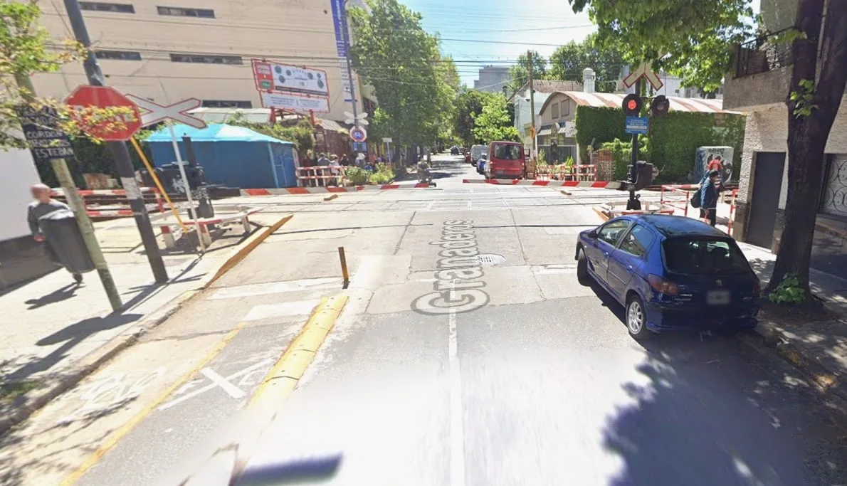 Un repartidor cruzó en bicicleta con la barrera baja y murió atropellado por una formación del tren Sarmiento en Flores