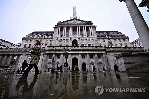 영국 금리 동결했지만…BOE 총재 "금리 인상 가능성" 시사(종합)