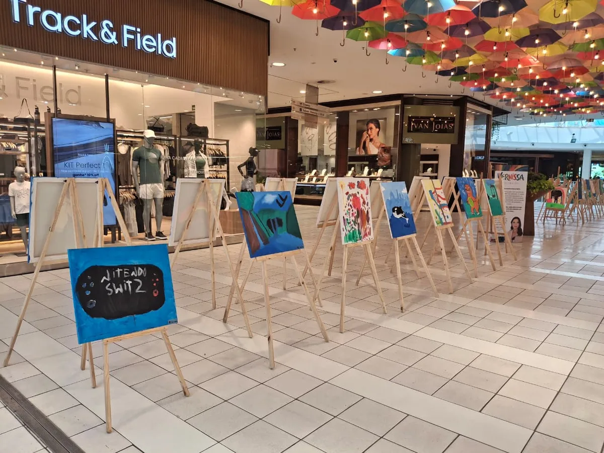 Exposição reúne pinturas de crianças autistas em shopping de Salvador