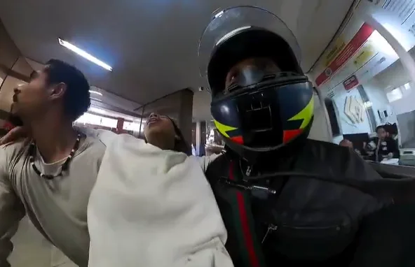 VÍDEO: Motoboy ajuda família a levar jovem de 18 anos infartando ao hospital