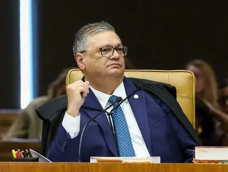 Dino manda investigar cemitérios e aciona Fachin por menção a Mendonça