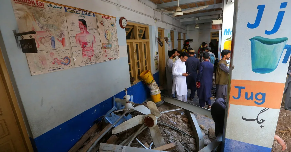 Tragedia en Pakistán: mueren 27 alumnos y un profesor al derrumbarse el techo de un colegio