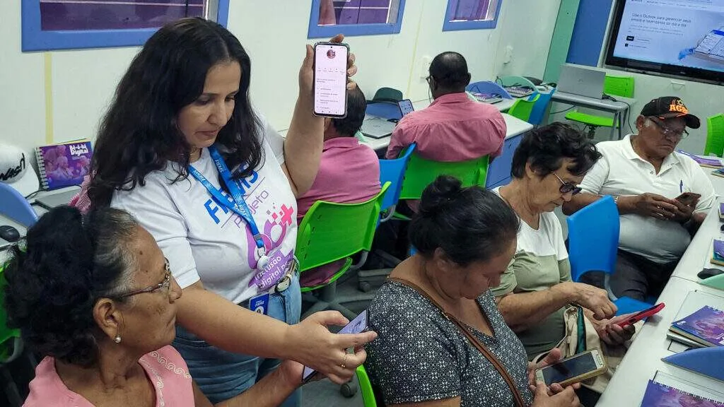 Oficina gratuita ensina idosos a usar internet e WhatsApp com segurança