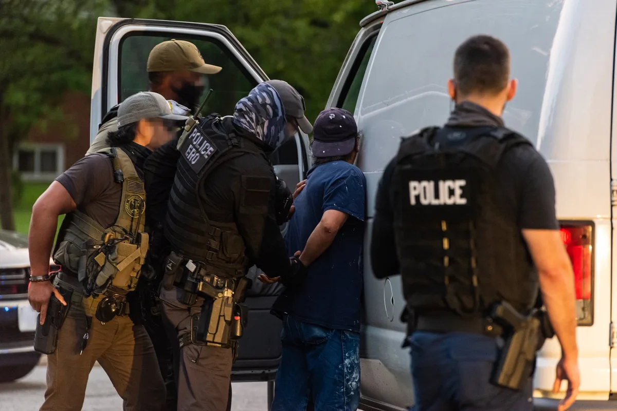 ICE planeja usar luvas de choque contra imigrantes nos EUA, diz agência