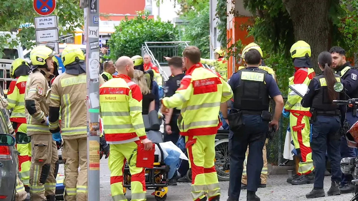 Feuer in Berliner Seniorenheim - Ein Mensch stirbt im Gebäude