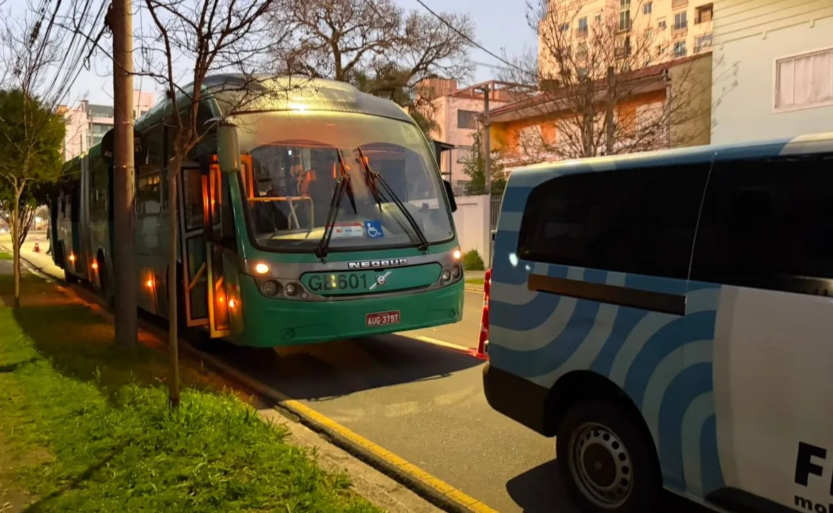 Motociclista fica em estado grave após colisão forte com ônibus no Alto da XV, em Curitiba