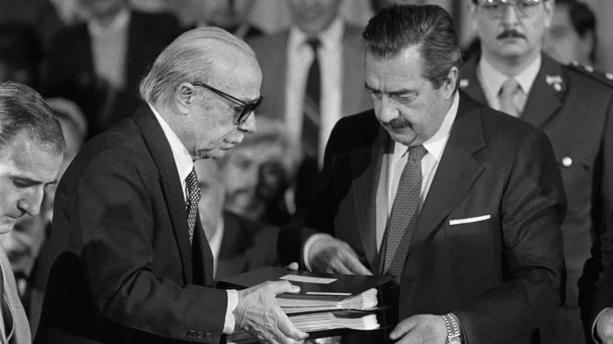 El día que Sábato le entregó a Alfonsín el informe de la Conadep: el miedo, las tensiones políticas y la contradicción del peronismo