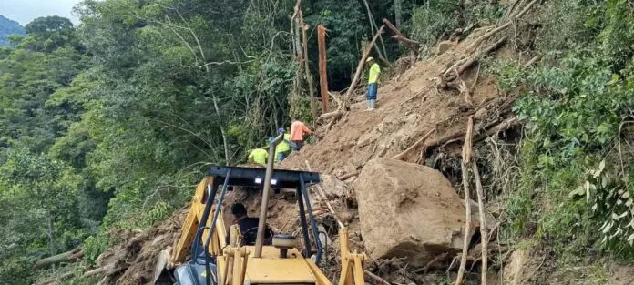 Habilitaron carretera de Choroní para evacuar algunos vehículos y motos este #14Oct