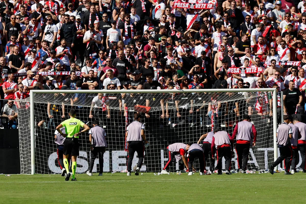 La afición del Rayo Vallecano celebra la suspensión del partido contra el Athletic Club y justifica el estallido en Vallecas: “Es el reflejo inevitable del hartazgo”