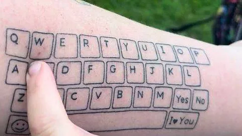"É uma ferramenta de acessibilidade": mãe tatua teclado no braço para dar 'voz' ao filho autista
