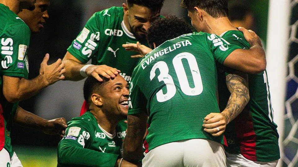Palmeiras vence sem Abel e Artur Jorge derrotado pelo Santos