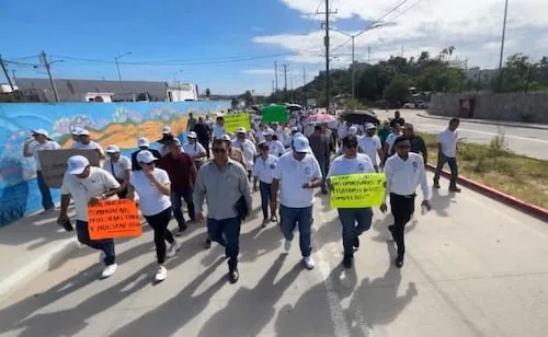 Derechohabientes y trabajadores protestan contra carencias del ISSSTE en Los Cabos, BCS; exigen mesa de trabajo
