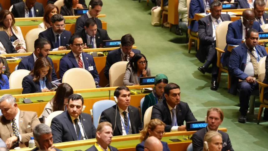 Las imágenes de Delcy Rodríguez en la ONU, así escuchó los discursos de Trump y Lula da Silva