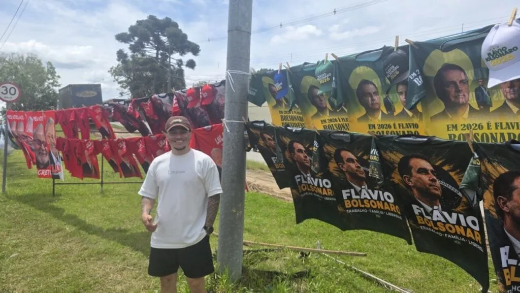 Camisetas de Lula e Bolsonaro viram negócio lucrativo em Curitiba na reta final da eleição