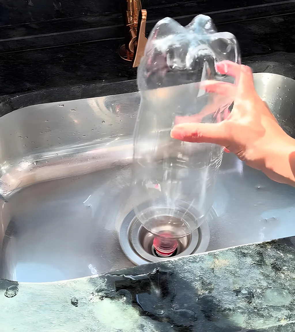 Poner una botella de plástico llena de agua boca abajo en el desagüe del fregadero: para qué sirve y cómo por qué se recomienda