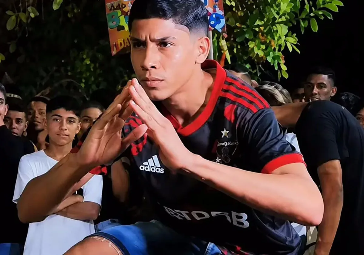 Batallas de 'farmear aura': poses, miradas y nada de violencia entre la Generación Z
