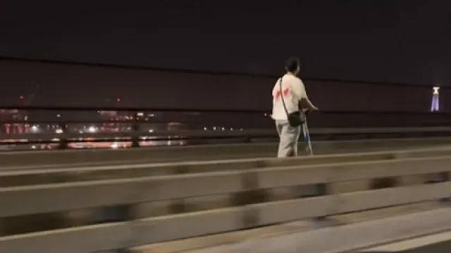 Homem passa Ponte 25 de Abril de trotinete em contramão. PSP investiga