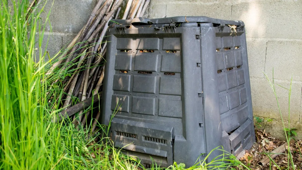 Recycling: Komposter für den Garten: So stellen Sie humusreiche Erde für Ihre Beete her
