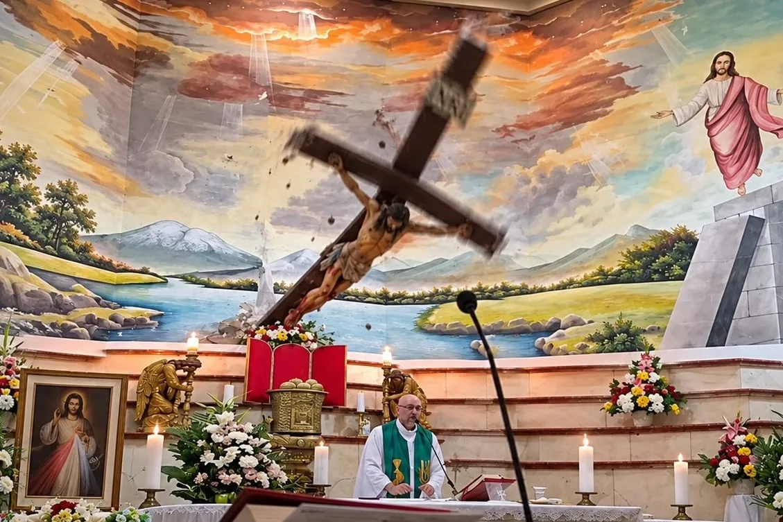 Un sacerdote murió en misa en Ecuador luego de que se le cayera una cruz de madera en la cabeza