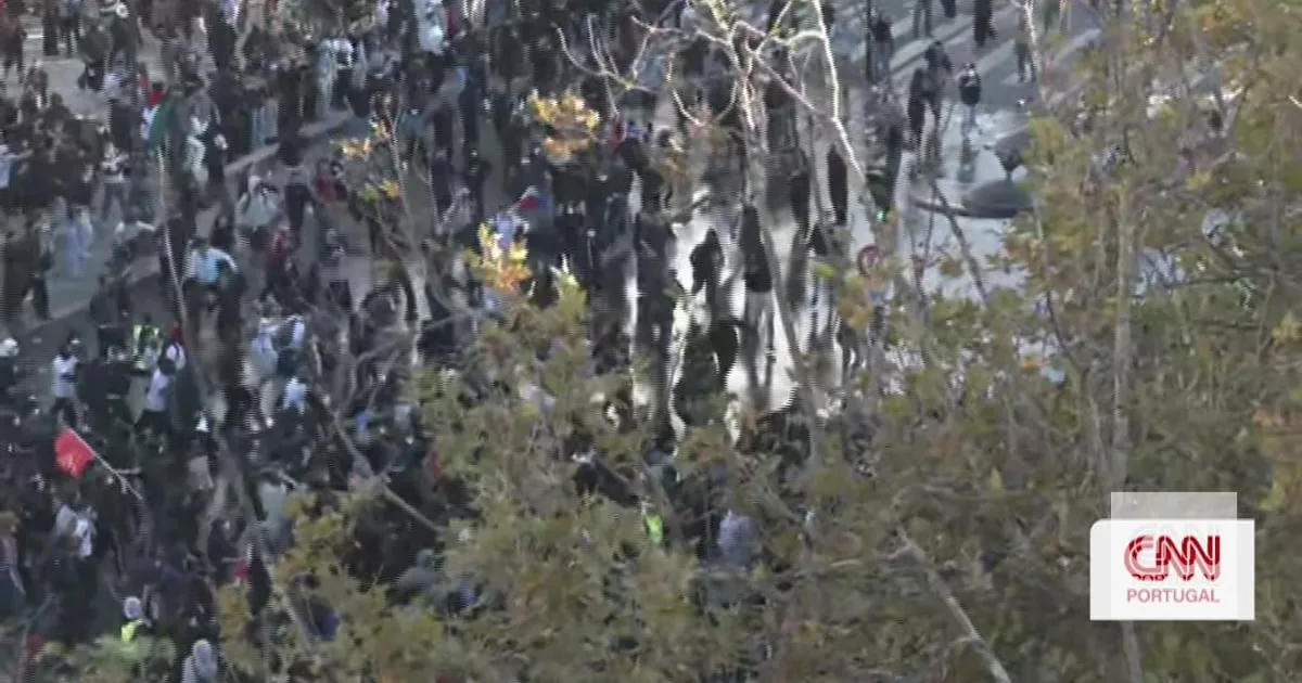 Revolta estudantil em França: o momento em que os manifestantes são atingidos por canhões de água